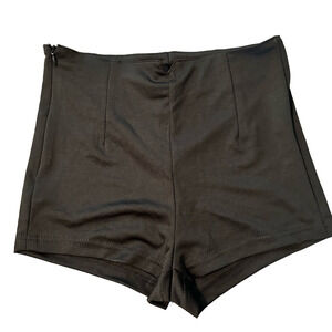 BLACK HIGHWAISTED SHORTS WITH ZIPPER CLOSURE